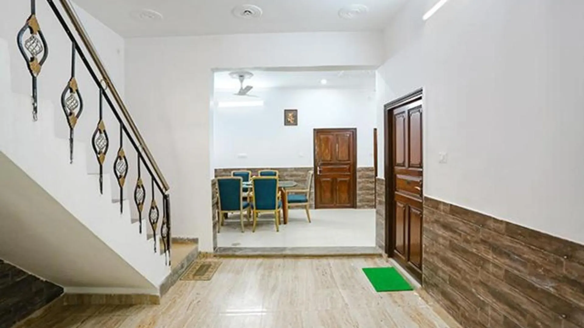 Fabexpress Premium Rooms Near Yashobhoomi Delhi  Delhi (National Capital Territory of India)